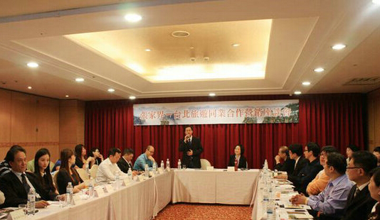 赴臺(tái)營(yíng)銷團(tuán)負(fù)責(zé)人譚國(guó)貴通過(guò)山歌推介張家界